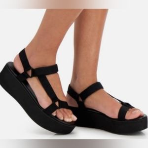 NIB Wild Pair Womens Sandals